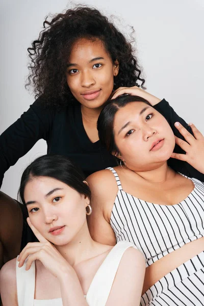 Mode Porträttgrupp Tre Olika Kvinnor Med Asiatiska Och Afrikanska — Stockfoto