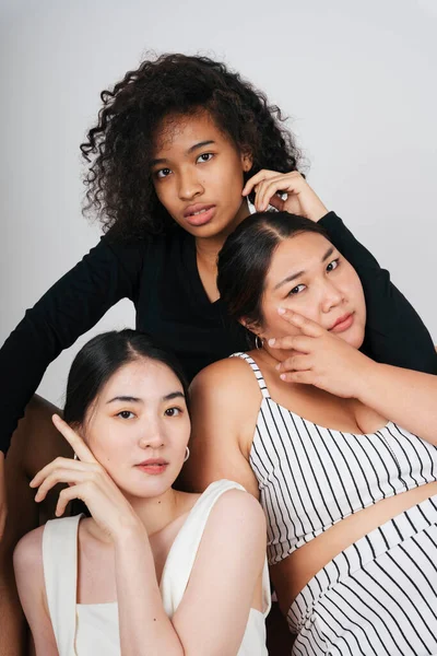 Mode Porträttgrupp Tre Olika Kvinnor Med Asiatiska Och Afrikanska — Stockfoto