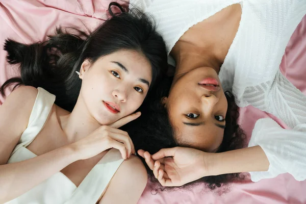 Ovanifrån Asiatiska Och Afrikanska Kvinnor Vit Skjorta Rosa Tyg — Stockfoto