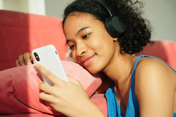 Allegro Africana Acconciatura Riccia Donna Indossare Cuffie Wireless Ascoltare Musica — Foto Stock