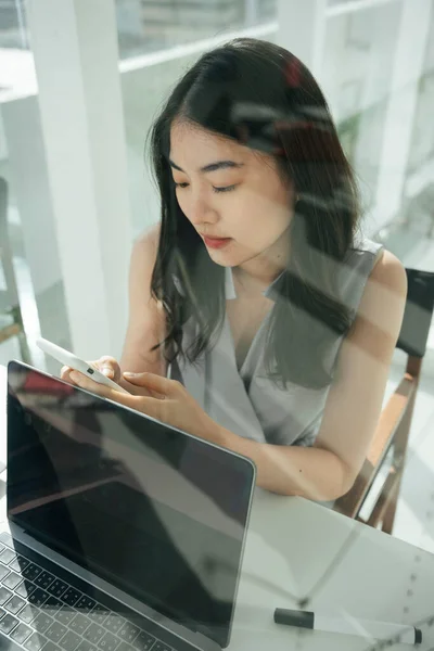 Busy Beautiful Asian Business Woman Using Smartphone Working Office — Stock Photo, Image
