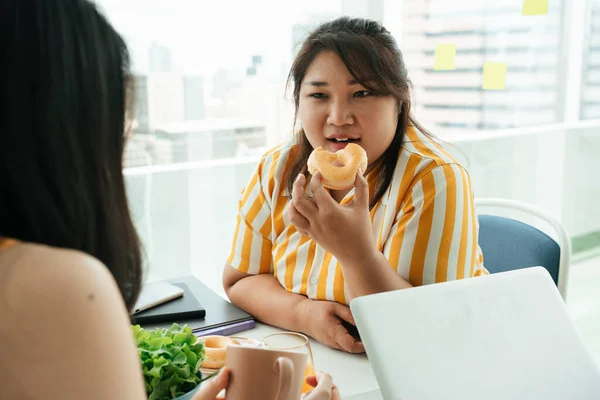 Graisses Femmes Affaires Mangeant Beignet Malsain Pour Déjeuner — Photo