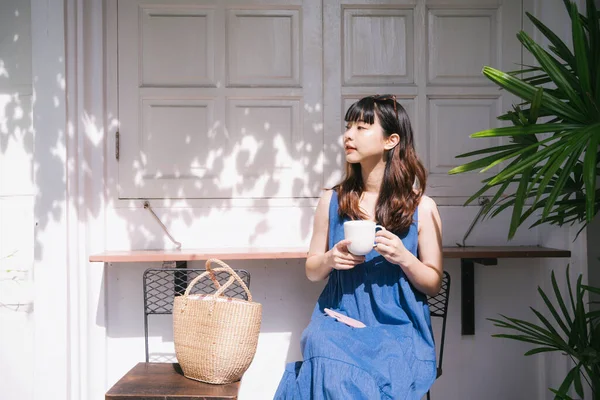 야외에서 커피를 여행하는 아시아인 — 스톡 사진
