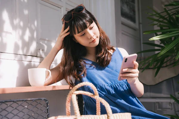 Jovem Mulher Asiática Viajante Vestindo Vestido Azul Usando Smartphone Área — Fotografia de Stock