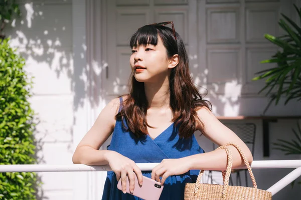 Jovem Mulher Asiática Viajante Vestindo Vestido Azul Segurando Cesta Telefone — Fotografia de Stock