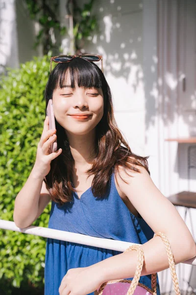 Retrato Mujer Joven Asiática Viajero Con Vestido Azul Hablando Por — Foto de Stock