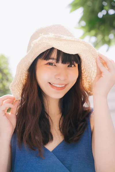 Retrato Mujer Joven Asiática Viajero Con Vestido Azul Sombrero Aire — Foto de Stock