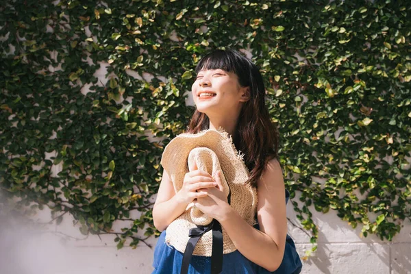 Retrato Mujer Joven Asiática Viajero Con Vestido Azul Sosteniendo Sombrero — Foto de Stock