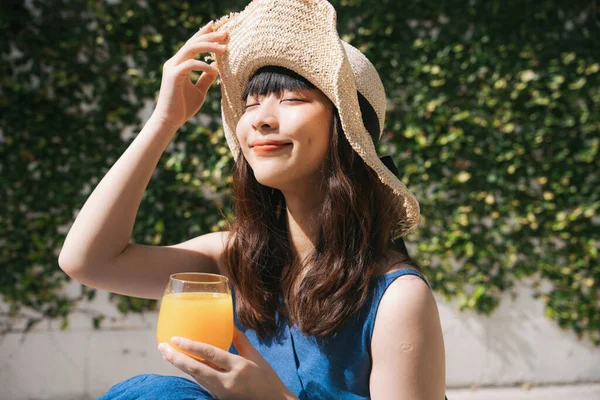 Ung Asiatisk Kvinna Resenär Bär Blå Klänning Och Halm Hatt — Stockfoto
