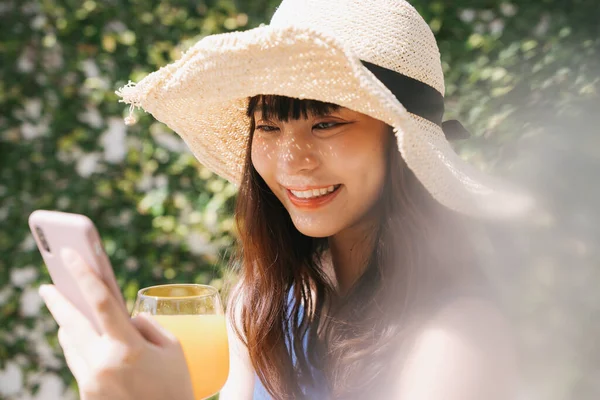 Tânără Femeie Asiatică Veselă Călător Purtând Pălărie Paie Folosind Smartphone — Fotografie, imagine de stoc