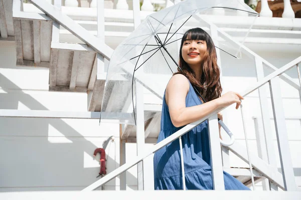 Jovem Mulher Asiática Viajante Vestindo Vestido Azul Segurando Guarda Chuva — Fotografia de Stock