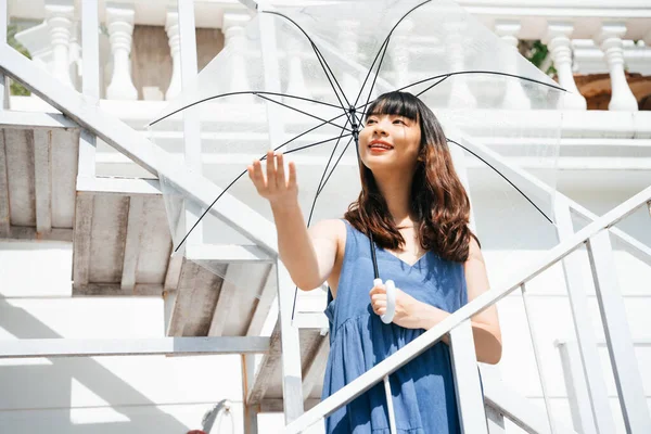 계단에 우산을 여행하는 아시아 — 스톡 사진