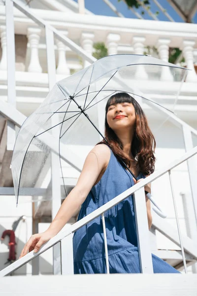 Ung Asiatisk Kvinna Resenär Bär Blå Klänning Med Transparent Paraply — Stockfoto