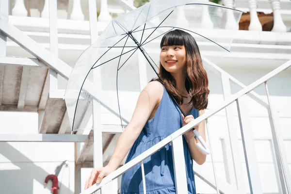 Jovem Mulher Asiática Viajante Vestindo Vestido Azul Segurando Guarda Chuva — Fotografia de Stock