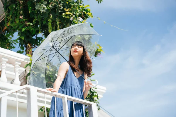 Bela Jovem Ásia Mulher Viajante Vestindo Azul Vestido Segurando Transparente — Fotografia de Stock