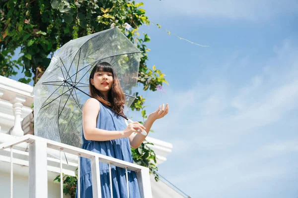 Bela Jovem Ásia Mulher Viajante Vestindo Azul Vestido Segurando Transparente — Fotografia de Stock