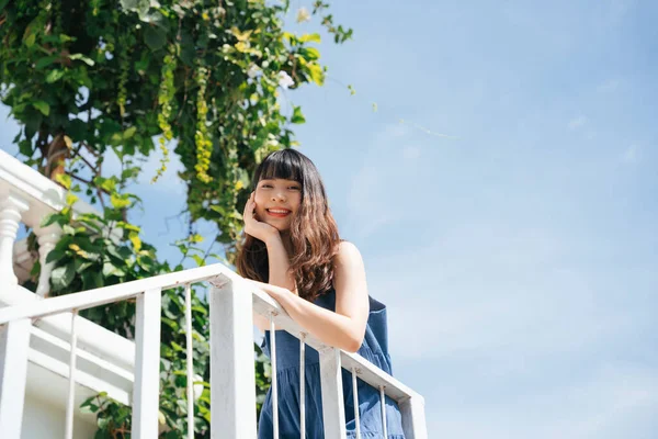 Joven Mujer Asiática Viajero Usando Vestido Azul Balcón Día Soleado —  Fotos de Stock