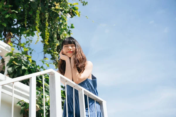 Joven Mujer Asiática Viajero Usando Vestido Azul Balcón Día Soleado — Foto de Stock