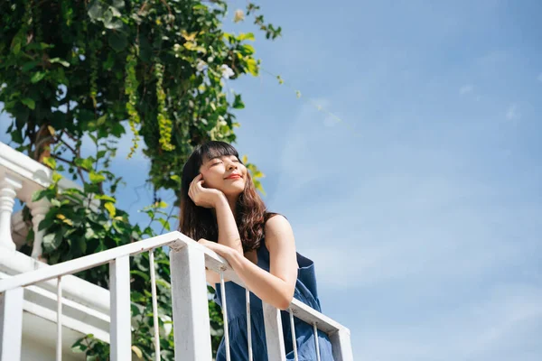 Joven Mujer Asiática Viajero Usando Vestido Azul Balcón Día Soleado — Foto de Stock