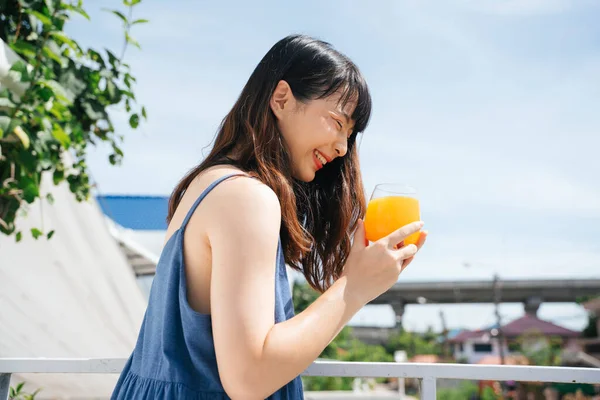 Ung Asiatisk Kvinna Resenär Bär Blå Klänning Njuta Att Dricka — Stockfoto