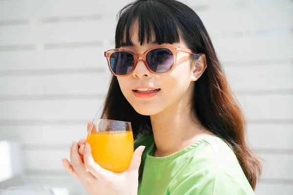 Ung Asiatisk Kvinna Resenär Bär Grön Skjorta Och Solglasögon Hålla — Stockfoto