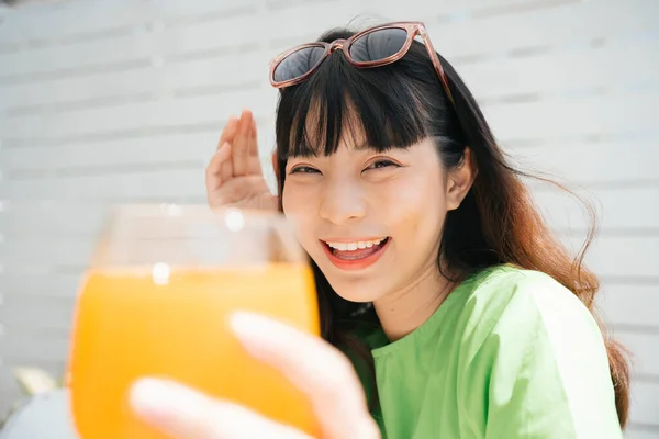 Glada Unga Asiatiska Kvinna Resenär Bär Grön Skjorta Och Solglasögon — Stockfoto