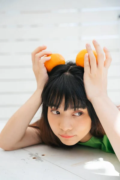 셔츠를 오렌지 열매를 여행하는 아시아인 — 스톡 사진