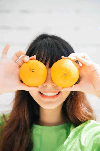 Jovem Mulher Asiática Viajante Vestindo Camisa Verde Segurando Frutas Laranja — Fotografia de Stock