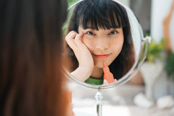 Ung Asiatisk Kvinna Som Använder Läppstift Vid Bordet Spegel — Stockfoto