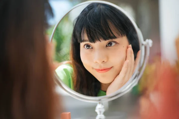 Крупным Планом Молодая Азиатка Наносит Крем Лица Глядя Зеркало — стоковое фото