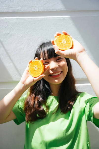 Retrato Jovem Mulher Asiática Vestindo Camisa Verde Segurando Fatia Laranjas — Fotografia de Stock