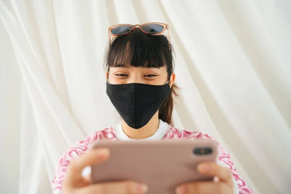 Mujer Asiática Joven Camisa Rosa Usar Máscara Gafas Sol Disfrutar —  Fotos de Stock