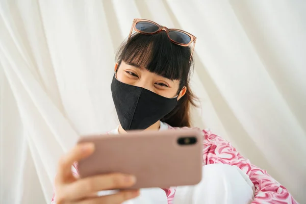 Mujer Asiática Joven Camisa Rosa Usar Máscara Gafas Sol Disfrutar —  Fotos de Stock