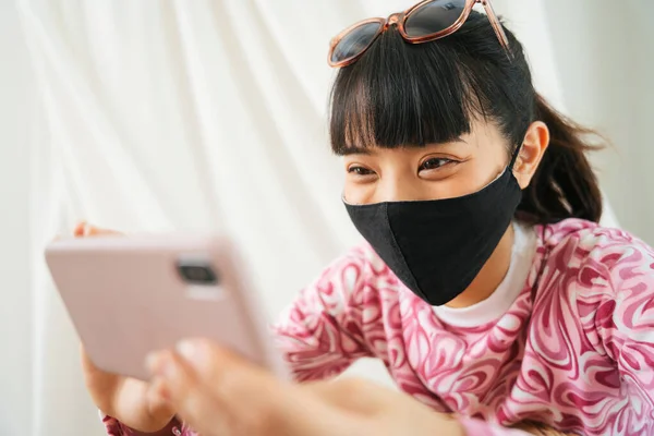 Mujer Asiática Joven Camisa Rosa Usar Máscara Gafas Sol Disfrutar —  Fotos de Stock