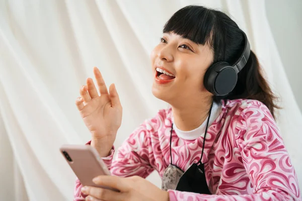 Närbild Porträtt Ung Asiatisk Kvinna Rosa Skjorta Njuta Lyssna Musik — Stockfoto