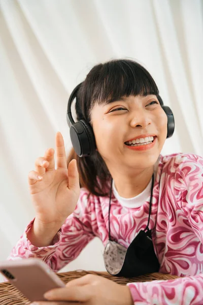 Närbild Porträtt Ung Asiatisk Kvinna Rosa Skjorta Njuta Lyssna Musik — Stockfoto