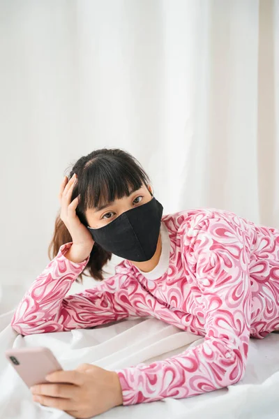 Giovane Donna Asiatica Camicia Rosa Indossando Maschera Posa Letto Utilizzando — Foto Stock