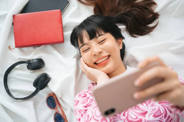 Visão Superior Jovem Mulher Asiática Camisa Rosa Levando Selfie Uma — Fotografia de Stock