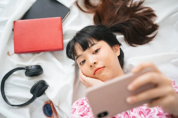 Visão Superior Jovem Mulher Asiática Camisa Rosa Levando Selfie Uma — Fotografia de Stock