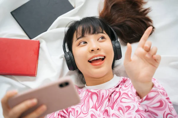 Ovanifrån Ung Asiatisk Kvinna Rosa Skjorta Njuta Lyssna Musik Med — Stockfoto