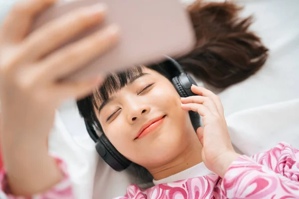 Ovanifrån Ung Asiatisk Kvinna Rosa Skjorta Njuta Lyssna Musik Med — Stockfoto