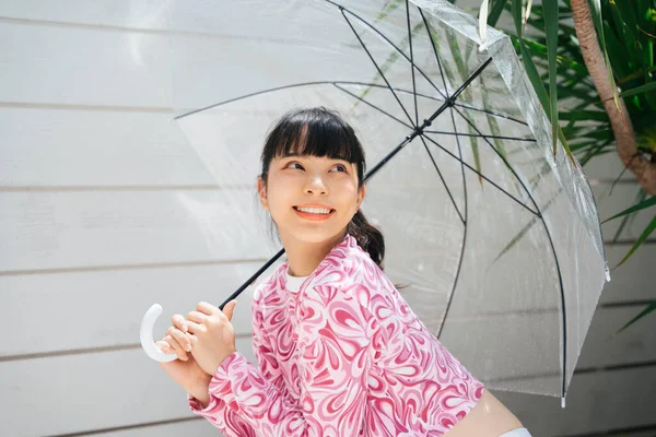 우산을 분홍색 셔츠를 이시아 — 스톡 사진