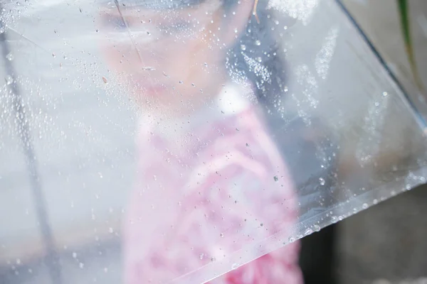 Mujer Cerca Con Paraguas Transparente Con Poca Gota Lluvia Superficie — Foto de Stock