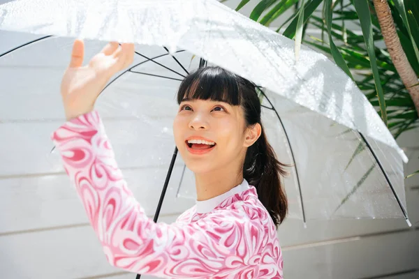 Pembe Gömlekli Genç Asyalı Kadın Güneşli Bir Günde Şeffaf Şemsiye — Stok fotoğraf