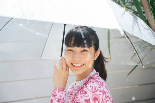 우산을 분홍색 셔츠를 기뻐하는 이시아 — 스톡 사진