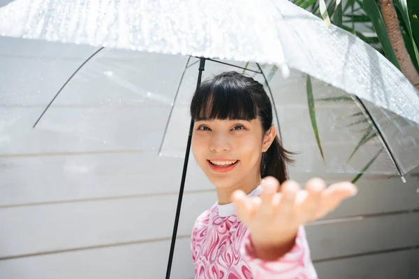 셔츠를 빗방울을 우산을 이시아 — 스톡 사진