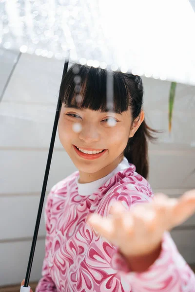 Joven Mujer Asiática Camisa Rosa Sosteniendo Paraguas Transparente Tocando Gota — Foto de Stock