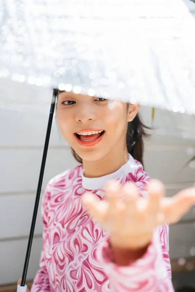 Joven Mujer Asiática Camisa Rosa Sosteniendo Paraguas Transparente Tocando Gota —  Fotos de Stock
