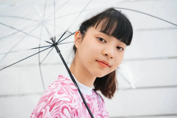 Close Retrato Jovem Asiático Mulher Rosa Camisa Segurando Guarda Chuva — Fotografia de Stock