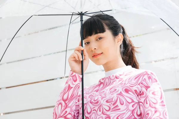셔츠를 우산을 아시아인 — 스톡 사진